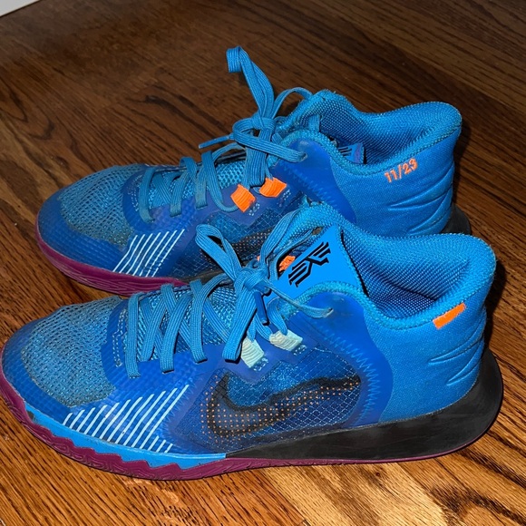 Kyrie Flytrap Nike Sneakers - Picture 3 of 5